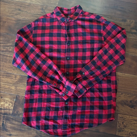 Uniqlo | Red and Black Plaid Button-Up flannel Shirt - Picture 2 of 11